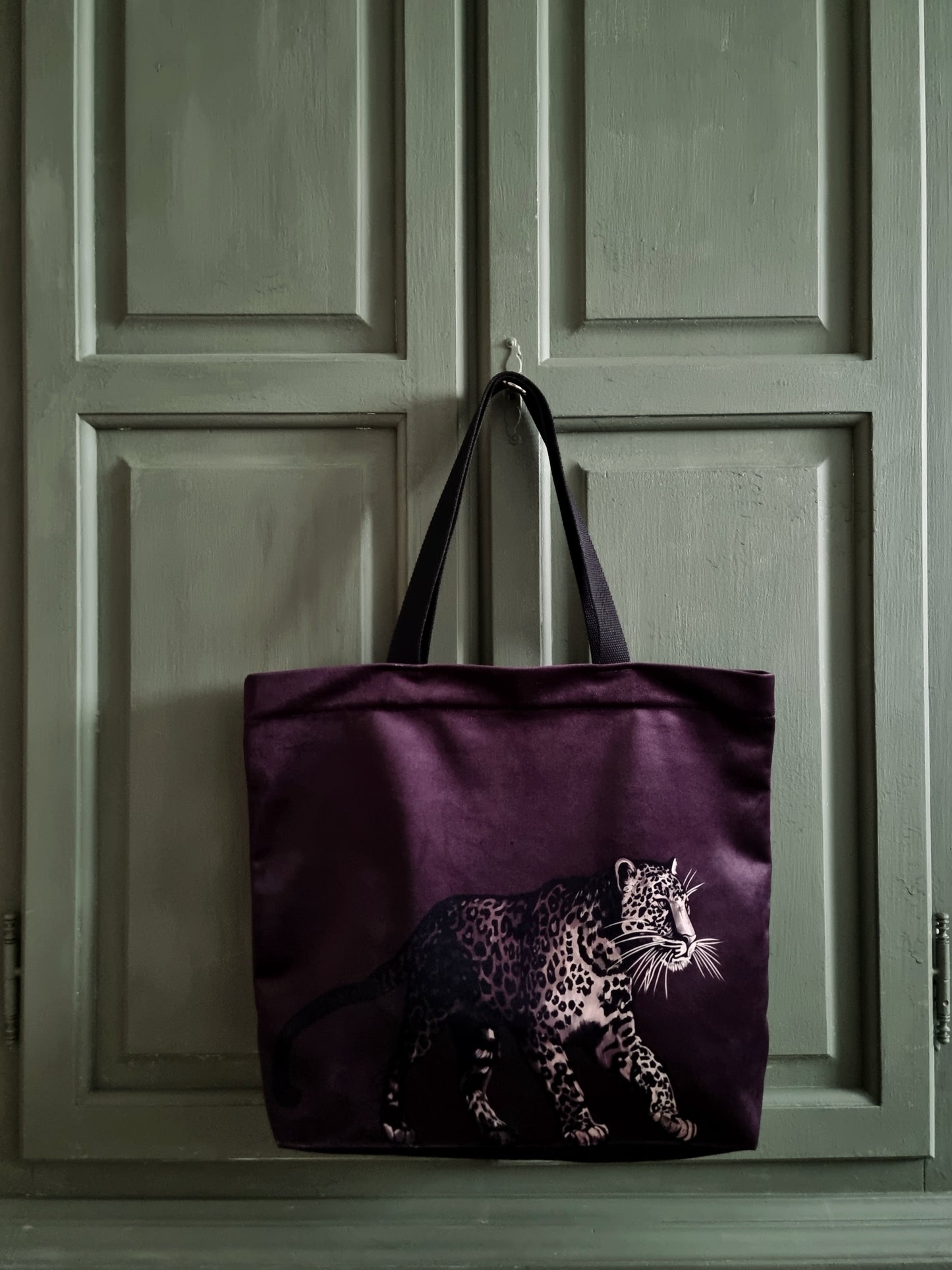 Krepšys-rankinė „Sėlinantis Leo“